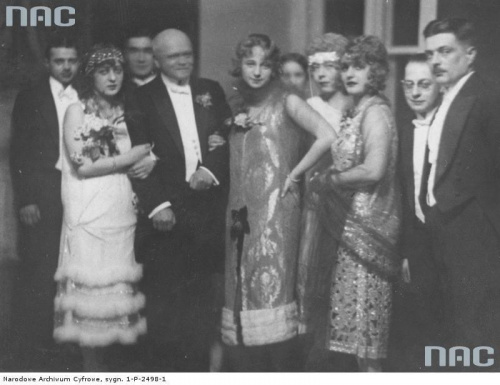 Grupa uczestników balu. Widoczni m.in.: aktorki Maria Modzelewska ( 2. z lewej ), Maria Malicka i Kazimiera Skalska oraz dziennikarz Stefan Krzywoszewski. Bal prasy w Warszawie_1925 r.