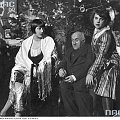 Aktorka Maria Hryniewicz ( z lewej )z siostrą Ireną i z dziadkiem, i aktorem Antonim Krogulskim. Warszawa_12.1925 r.