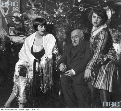 Aktorka Maria Hryniewicz ( z lewej )z siostrą Ireną i z dziadkiem, i aktorem Antonim Krogulskim. Warszawa_12.1925 r.
