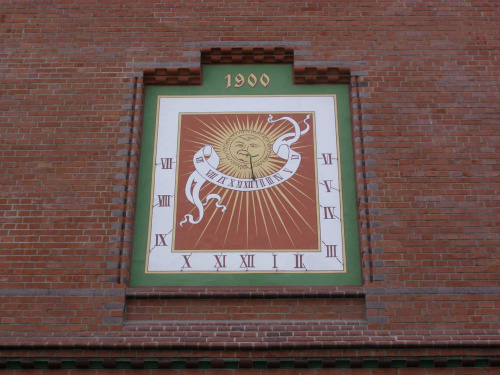 Zegar słoneczny na budynku sądu na Poznańskiej