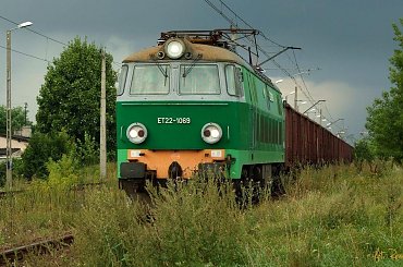 Przetycz | ET22-1069 ucieka przed burzą. #ET22 #byk #towarowy #brutto #przetycz #lokomotywa #elektryczna #pkp #cargo
