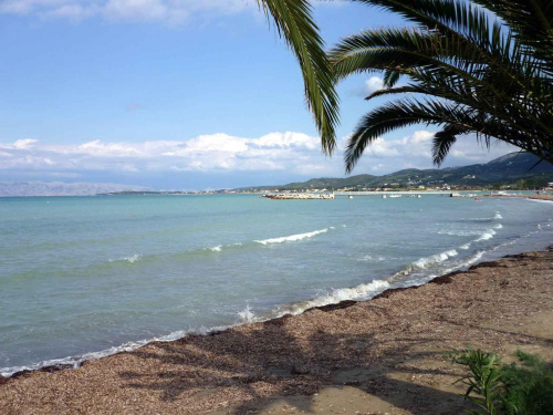 I spokojne plaże z widokiem na sąsiadującą, górzystą Albanię