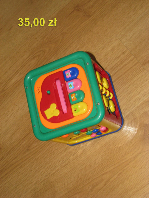 Kostka Interaktywna Simba
Zestaw łączący kilka zabawek w jednej kostce: zabawny zegar, telefon ze słuchawką, pianino, obracające się zwierzątka, książeczka z ruchomymi stronami oraz labirynt kulek.
Stan bardzo dobry
