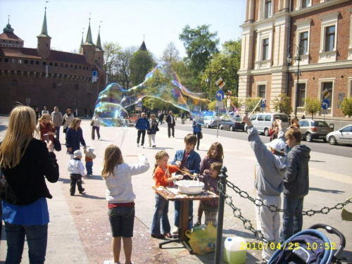 W oczekiwaniu na Bańki Miłości w Krakowie - zabawa na placu Matejki (Child's play during expectations for Bubbles of Love in Cracow) - 3