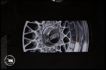 Kultowa felga BBS RS namalowana na koszulce techniką airbrush. Więcej na www.maaks.pl #airbrush #aerograf #aerografia #MalowaneKoszulki #AirbrushTshirt #bbs #BbsRs #BbsFelgen #FelgaBbs #cult #CultStyle