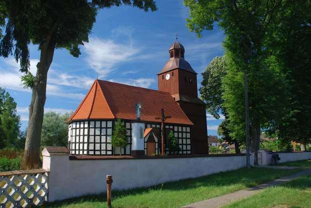 Kościół p.w. Matki Bożej Różańcowej w Dzierżąznie Wielkim zbudowany w 1595 r., konstrukcji słupowo-ramowej wypełnionej cegłą. Wewnątrz późnorenesansowy ołtarz i ambona z pozątku XVIII wieku.