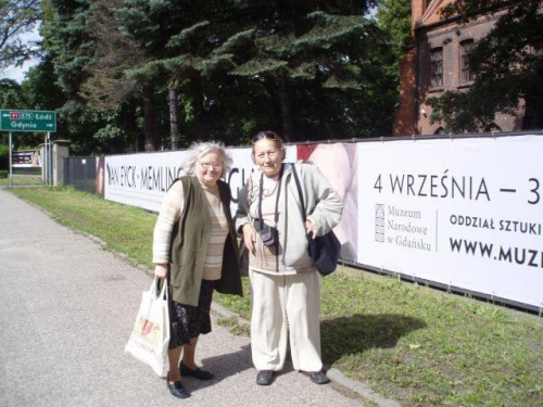 Ewa Czerniakowska i Pani Zofia Eichstaedt-Jabłońska przed Muzeum Narodowym w Gdańsku (4 IX 2010).