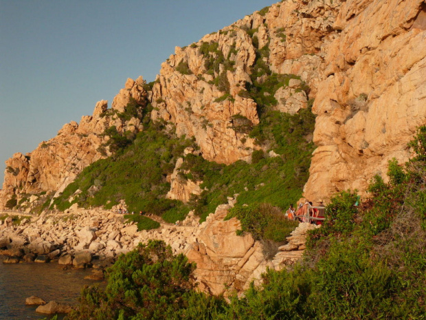 Droga na plażę Li Cossi wśród skał #Sardynia