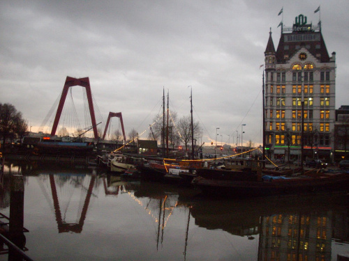 Oude Haven - najstarsza przystań w Rotterdamie, miejsce knajpek i kafejek o z pewnością zawrotnych cennikach ;)