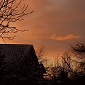 wieczór--słońce purpurą pokryło białe dachy:) #WzgórzaDylewskieII