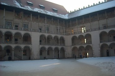 DZIEDZINIEC WAWELSKI #WAWEL #DZIEDZINIECWAWELSKI #ZIMA #KRAKÓW #ZABAWAŚWIATŁEM
