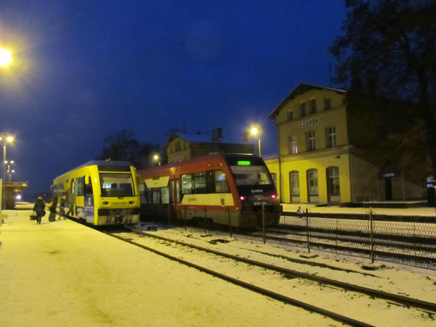 Czersk- pasażerowie ostatniego pociągu do Kościerzyny, po prawej Arriva do Bydgoszczy #Czersk #Karsin #pociąg