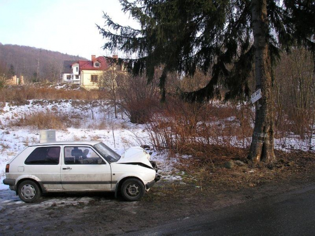 Lubachów. Dolny Śląsk. Szaleniec za kierownicą przywalił w drzewo. #Samochód #wypadki #wypadek