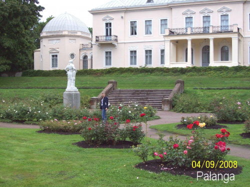 W oddali pałac
Tyszkiewiczów.