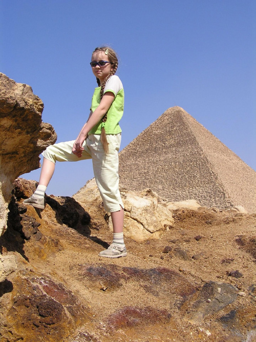 Przy piramidzie Cheopsa w Gizie.
Ktoś twierdził, że to piramidy są ogromne ... #Egipt #egzotyczne #Giza #Kair #piramida