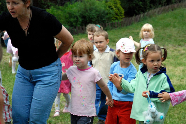 Od lewej: Pani Dyrektor, Ania, Julia, Olga i ręka Natalki. Z tyłu widać kawałek Karolinki oraz Olę, Mateusza i Kasię