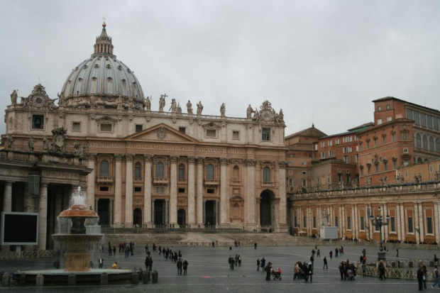 Bazylika Św. Piotra wedle tradycji stoi na miejscu ukrzyżowania i pochówku św. Piotra #bazylika #Rzym #Watykan #fontanna