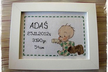 Metryczka upamiętniająca narodziny, wykonana techniką haftu krzyżykowego. Szybka pleksi, z tyłu podpórka do postawienia oraz zaczep do powieszenia (a więc dwie funkcje do wyboru). Wymiary metryczki: 2 #HaftKrzyżykowy #metryczka #obraz