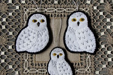 Rodzinka śnieżnych sów wykonana z filcu według opracowanych przeze mnie szablonów. Pomysł sowy zaczerpnięty z blogu Laury "Lupin" Howard. #filc #haft #OzdobyŚwiąteczne #rękodzieło #zawieszki