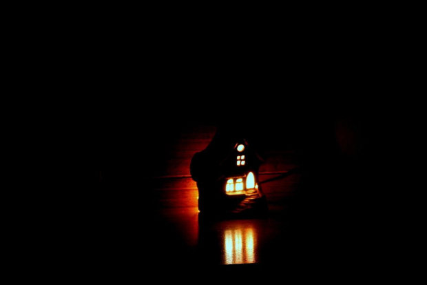 nagle z ciemności wyłania się światełko... #jesień #las #domek #bluszcz