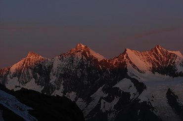 Wschód słońca w czasie podejścia na Weissmies #wakacje #góry #Alpy #lodowiec #treking #Szwajcaria #Weissmies