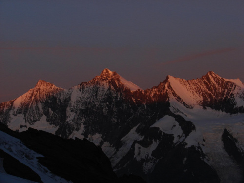Wschód słońca w czasie podejścia na Weissmies #wakacje #góry #Alpy #lodowiec #treking #Szwajcaria #Weissmies