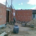 Maj 2008 - Zalewanie stropu - maszyneria do produkcji betonu i transportu pionowego ;)