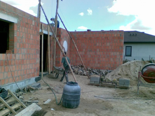 Maj 2008 - Zalewanie stropu - maszyneria do produkcji betonu i transportu pionowego ;)
