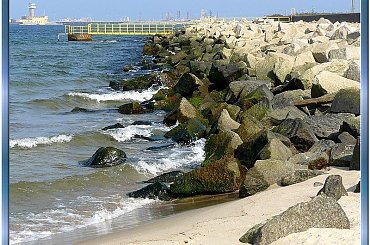 Westerplatte-taka właśnie jest tutaj plaża,dzika i kamienista...chociaz w dali cywilizacja! #NadMorzem #Westerplatte #Gdańsk #widok