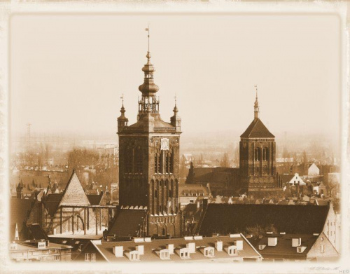 Gdańsk - widok z Fortów Napoleońskich na kościoły: św. Katarzyny, a po prawej św. Elżbiety #StaraFotografia #sepia #widoki #zabytki #Gdańsk