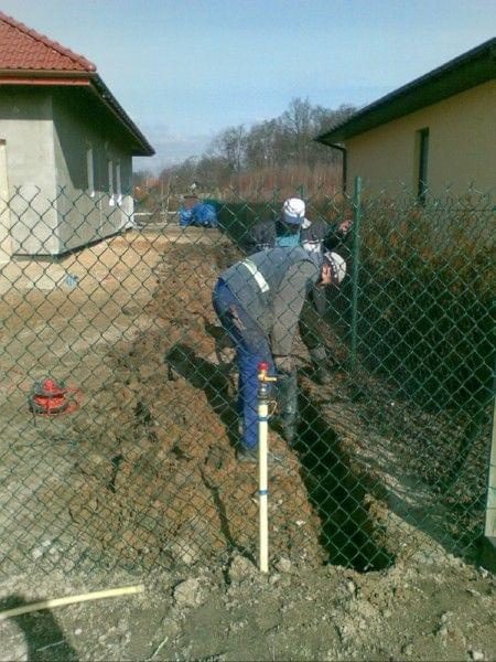 Marzec - 2009 - instalacja gazowa - najlepsza koparka - to łopata ;) Przyłącze sieci już czeka ... #Kornelia