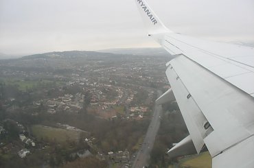 Lot nad chmurami i we mgle #samolot #lot #chmury #skrzydło #ziemia #widoki #MgłaNadChmurami