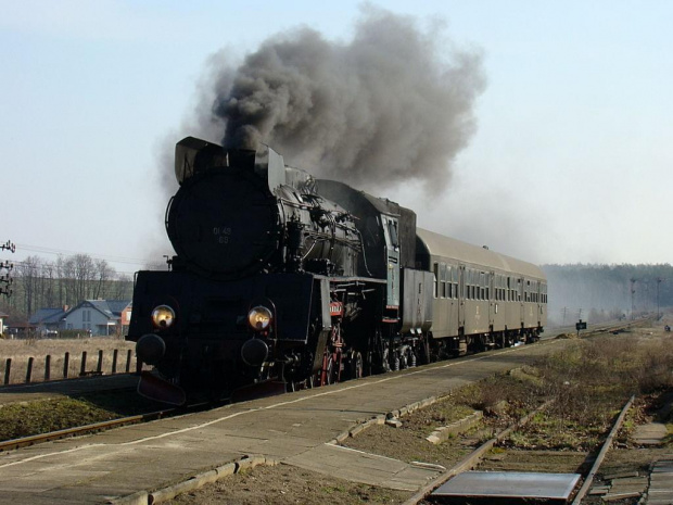 Ol49-69 (99) w Szreniawie z pociągiem osobowym do Wolsztyna. 28.03.2008 #Ol49 #Wolsztyn #Parowozy #Szreniawa