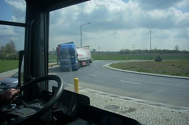 Wywrotka towaru #ciężarówka #podróże #podróż #wypadek #wywrotka #Renault #Magnum #Iveco #EuroStar #rondo